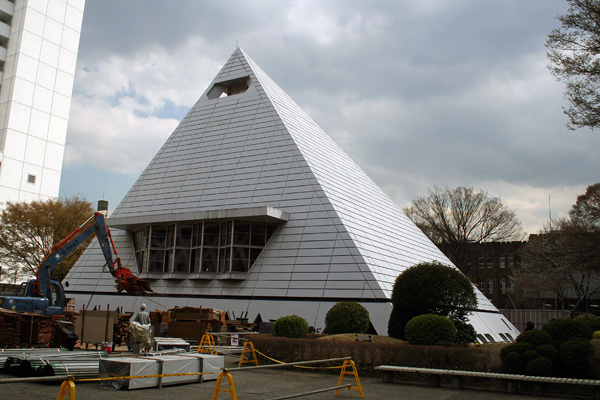 2012.2.28ピラミッド校舎.jpg